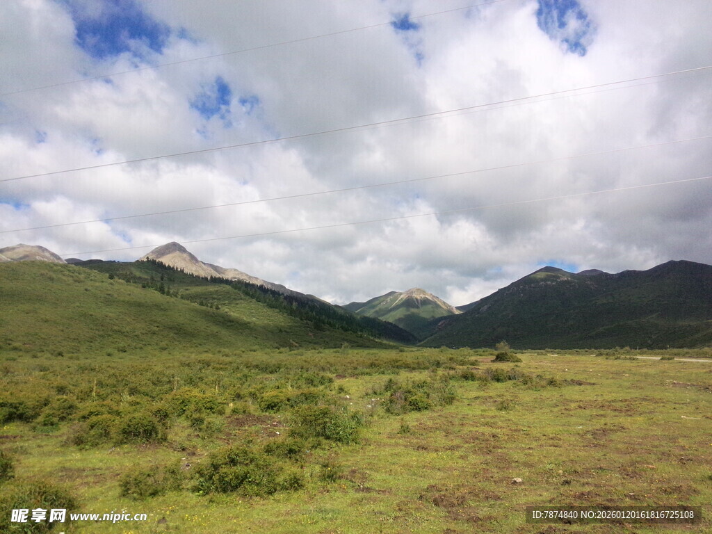 草原山峦间的蓝天白云