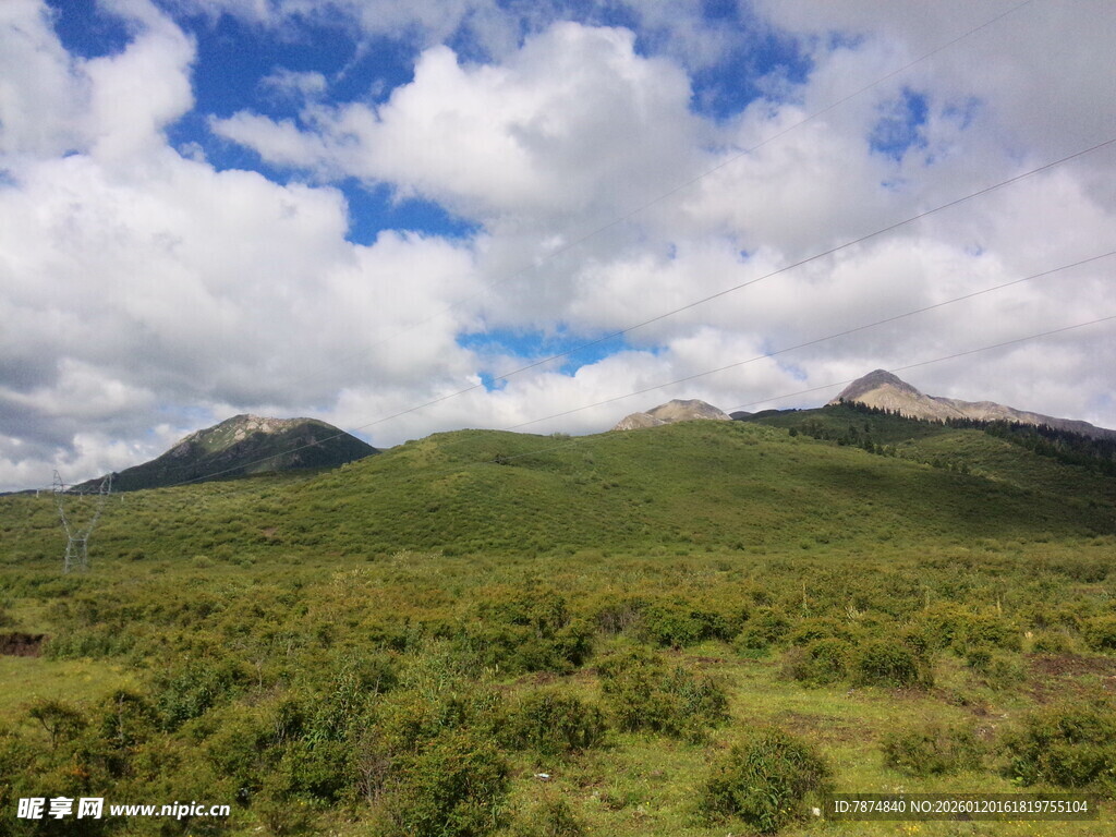 青山绿野间的蓝天白云