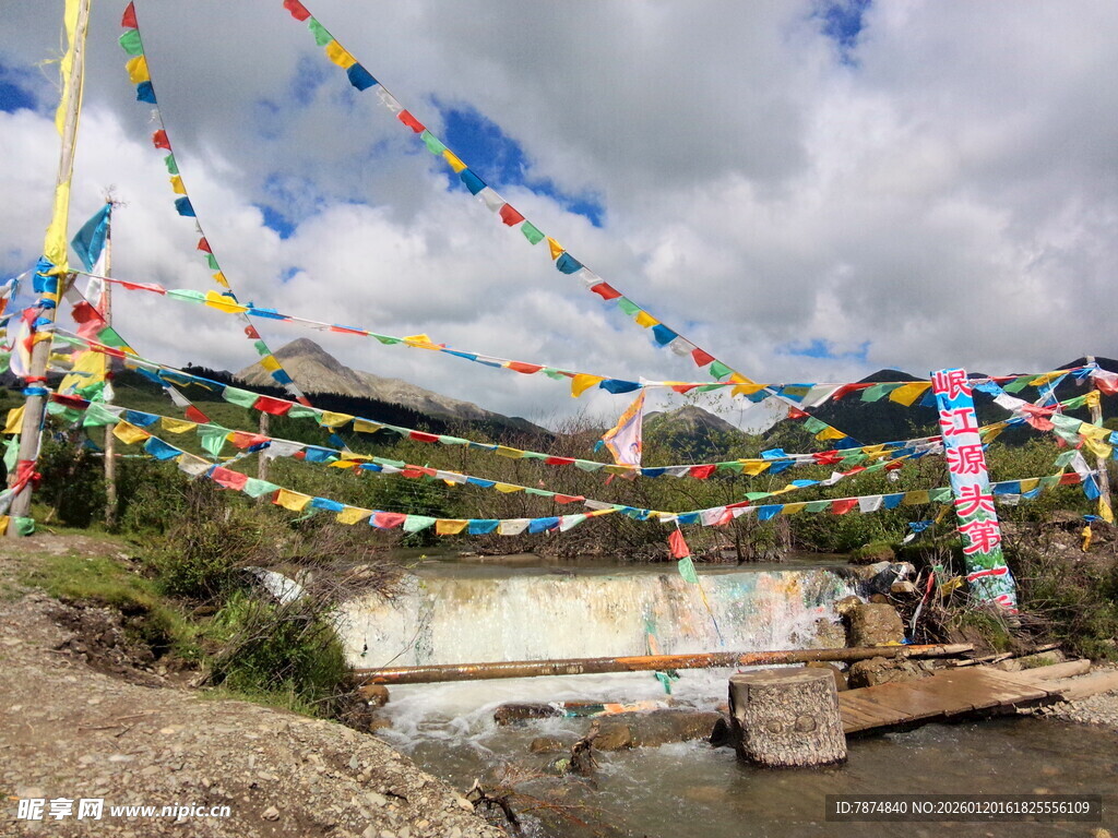 河畔飘扬的多彩经幡
