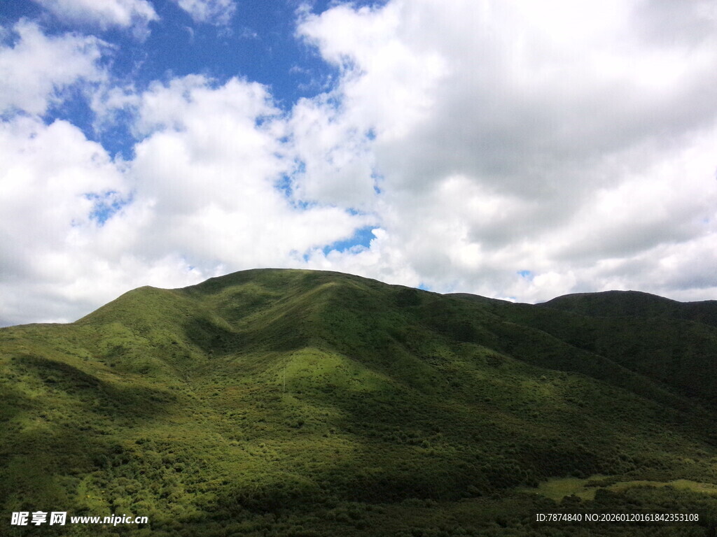 青山蓝天间的自然美景