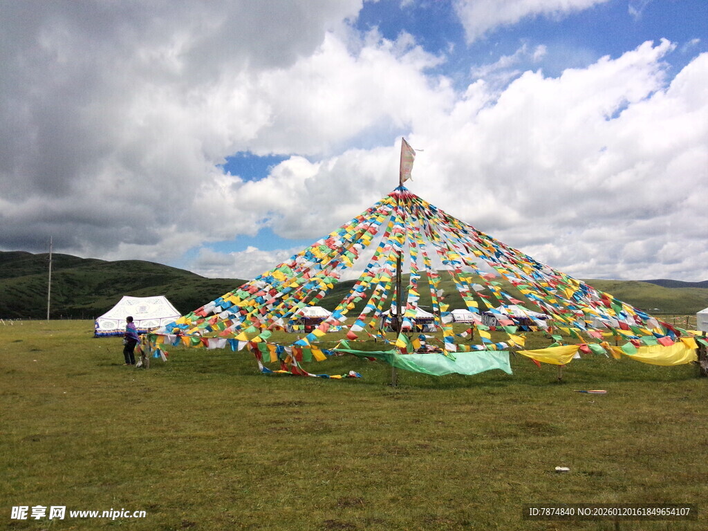 草原上的多彩经幡帐篷