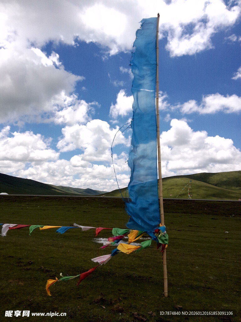 草原上的蓝色经幡