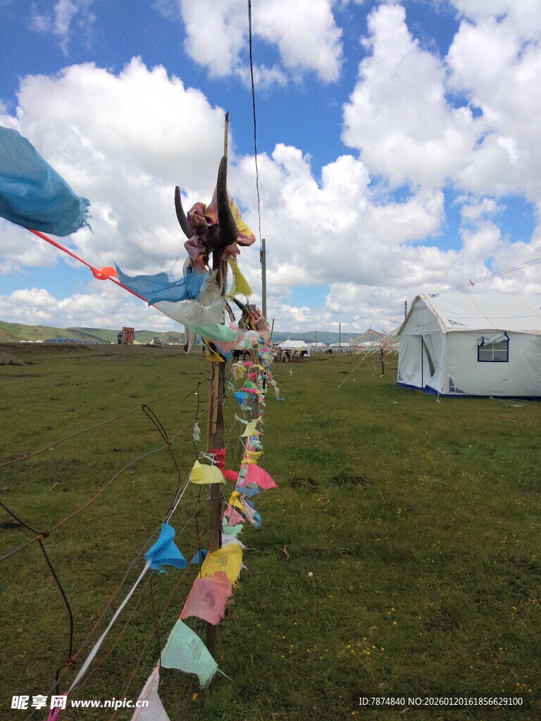 草原上的彩色经幡与人物
