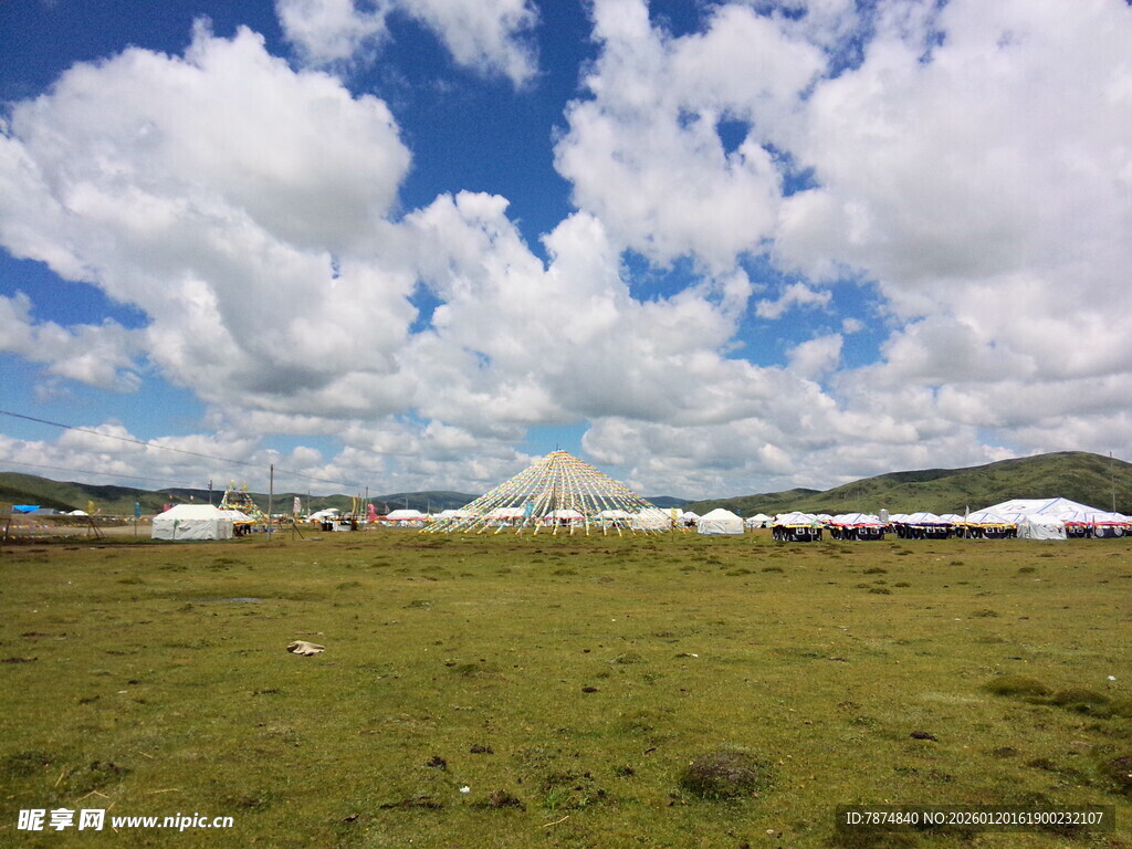 草原上的蒙古包与蓝天白云