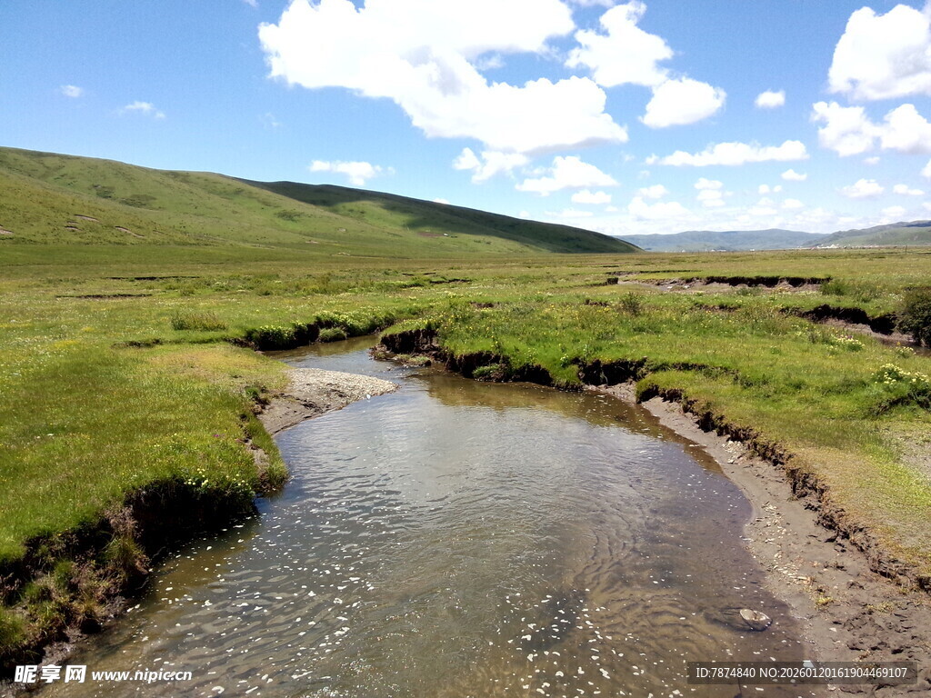 草原溪流美景