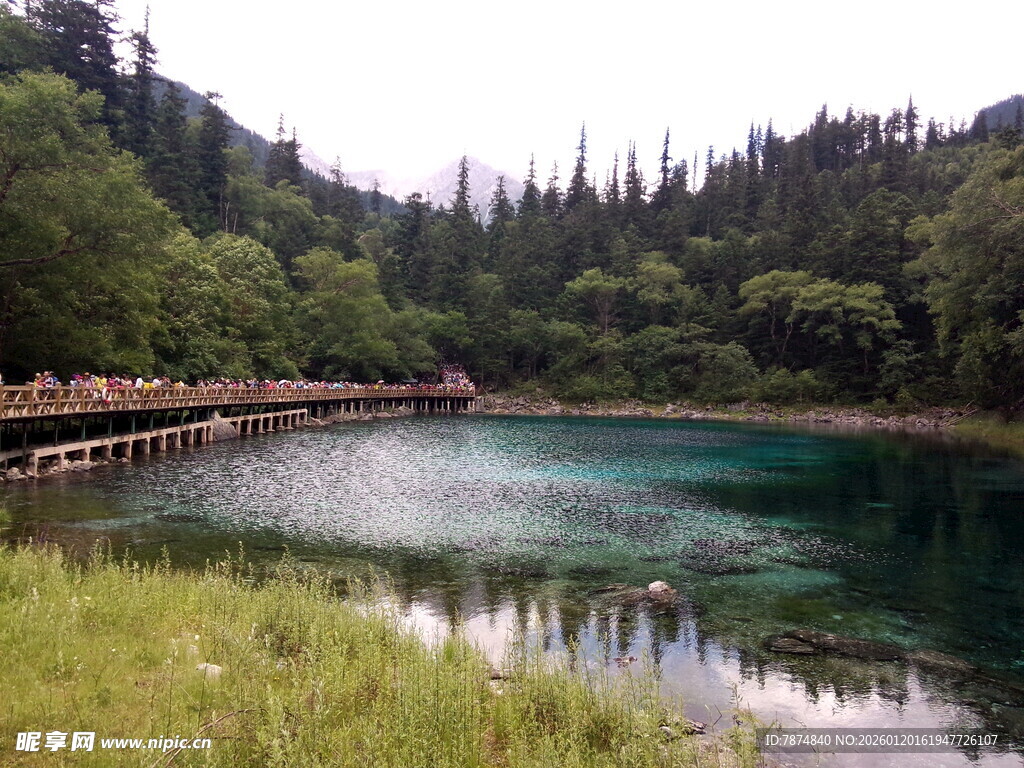 九寨沟秀丽湖水景观