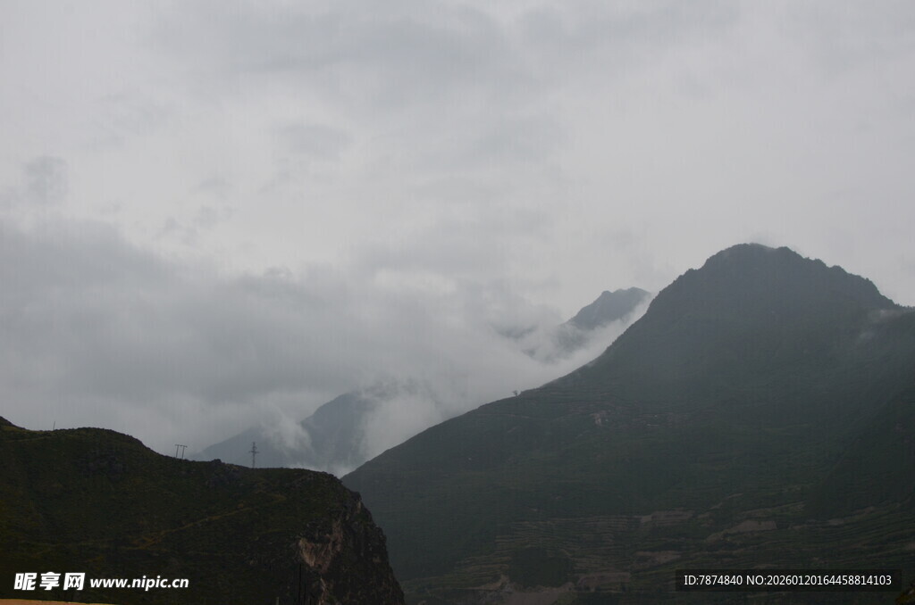 云雾缭绕的山峦美景