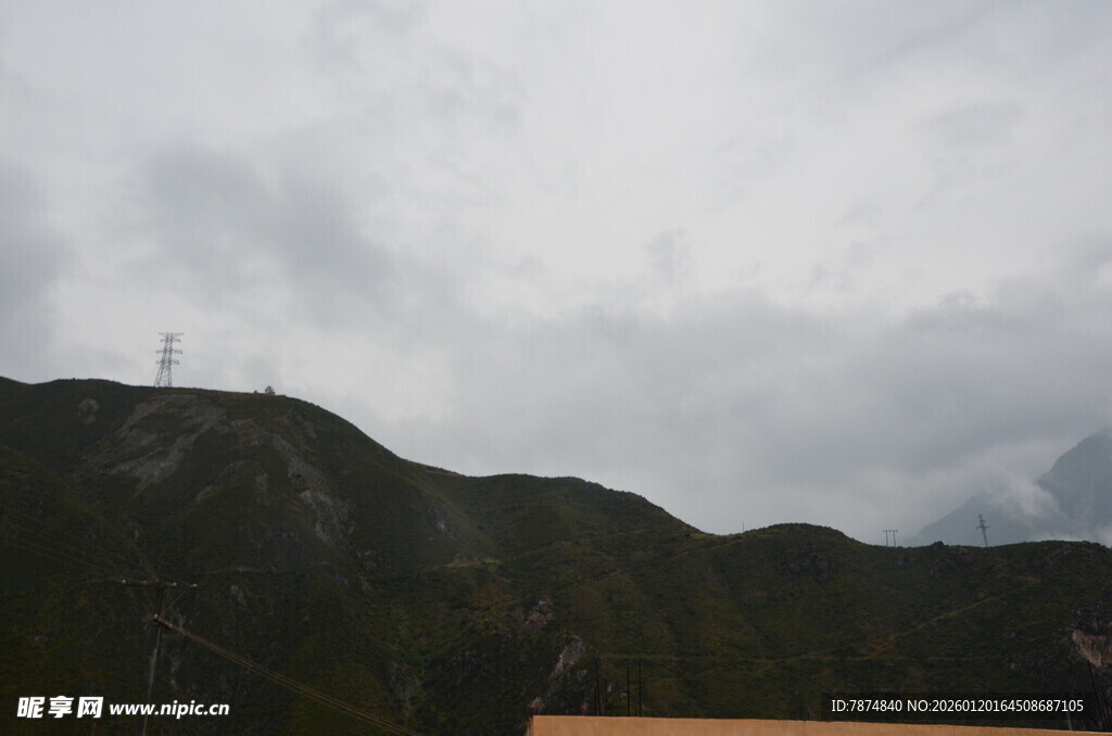云雾缭绕的山峦景观