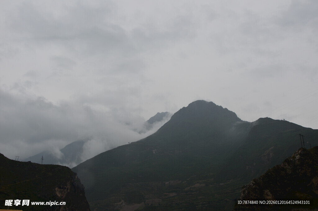 云雾缭绕的巍峨山峰