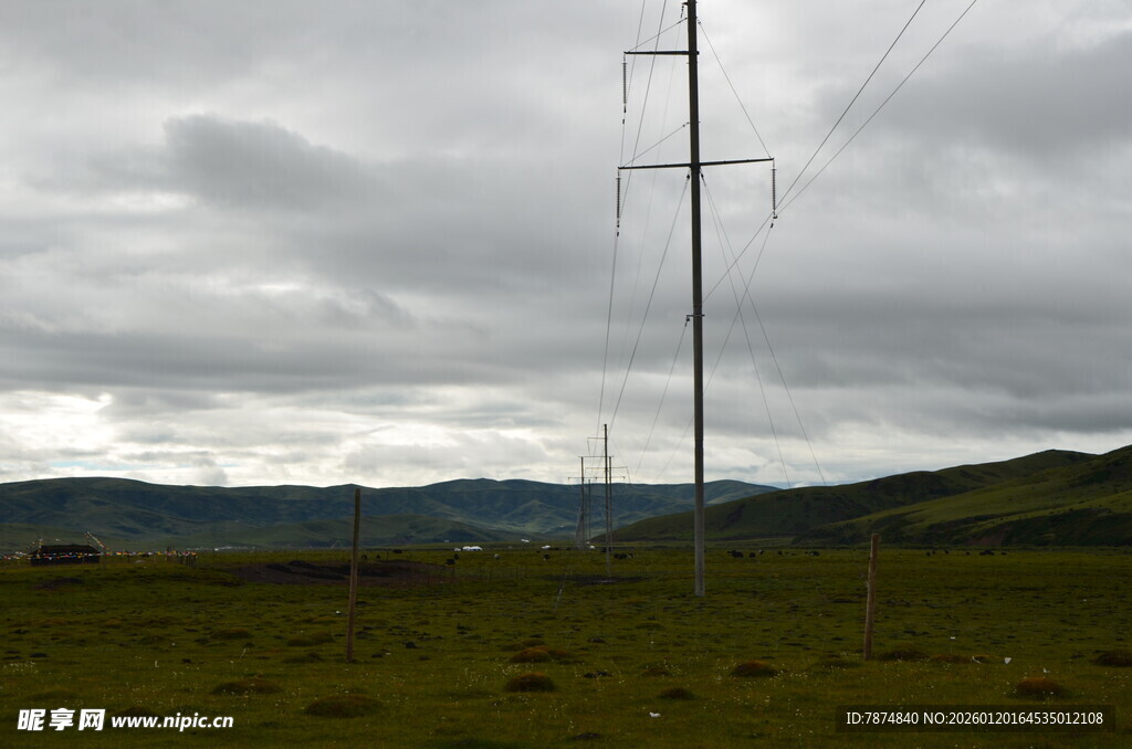 草原上的高压输电塔
