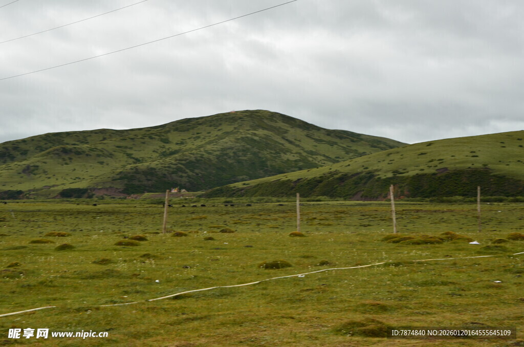 草原山丘间的围栏景致