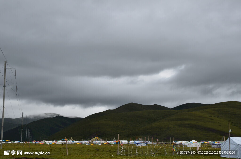 山间阴云下的设施场景