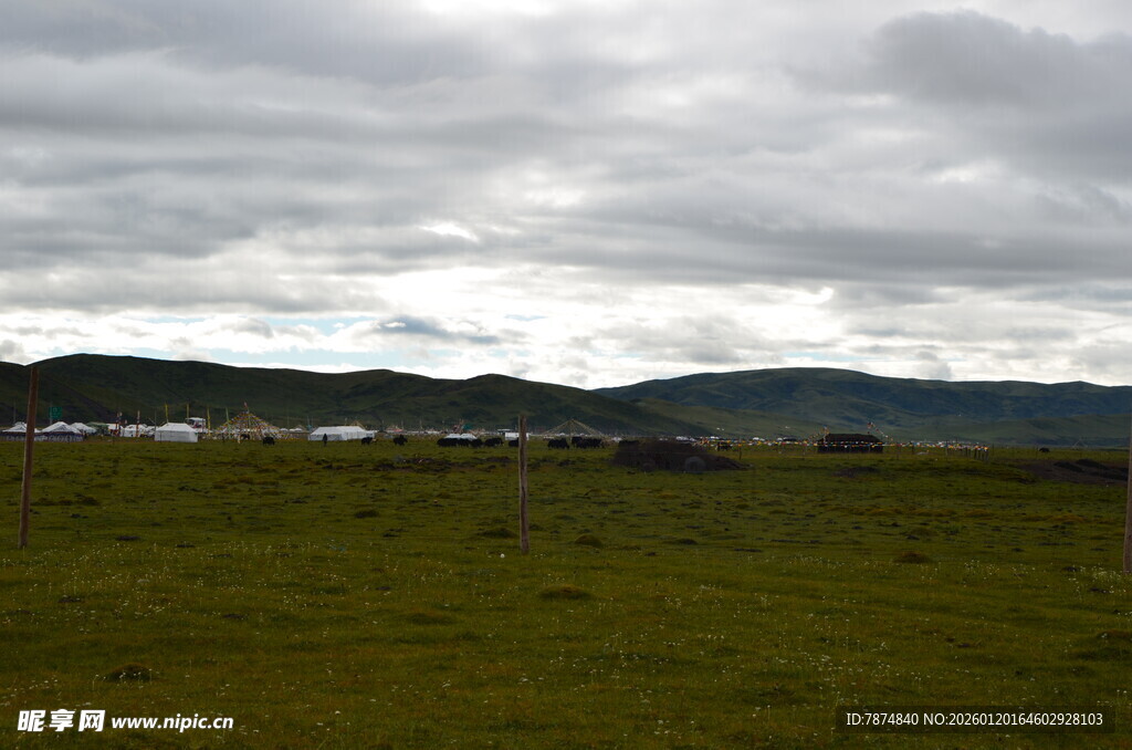 草原风光 远山与阴云