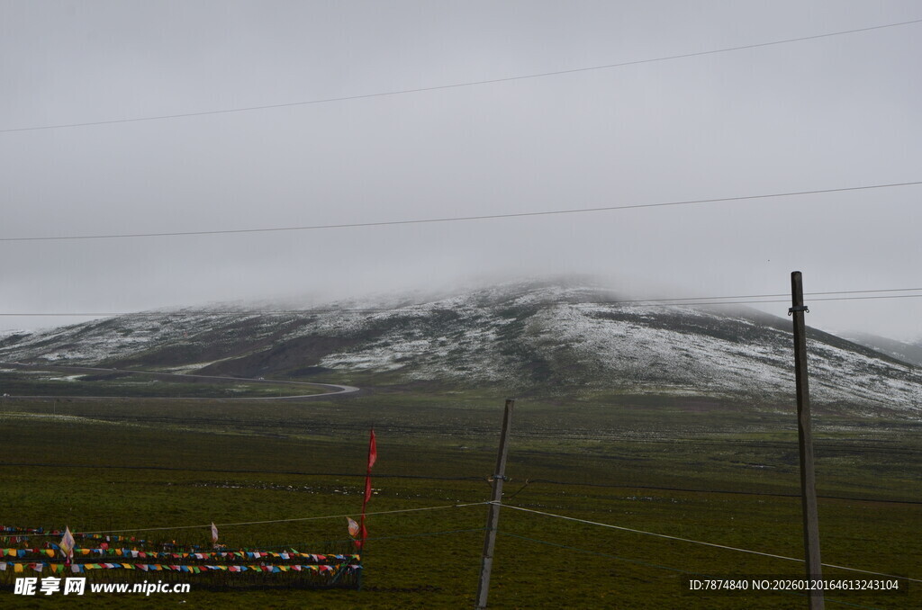 云雾缭绕的山峦景色