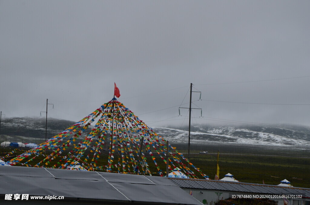 草原上的锥形彩色帐篷