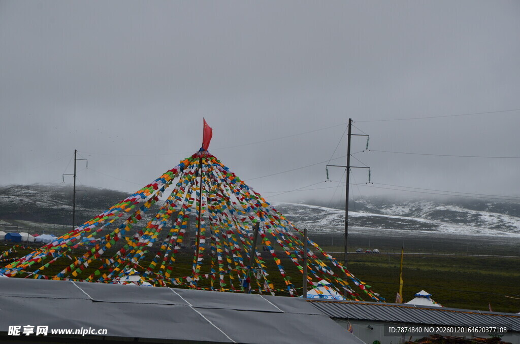 草原上的彩色经幡景观