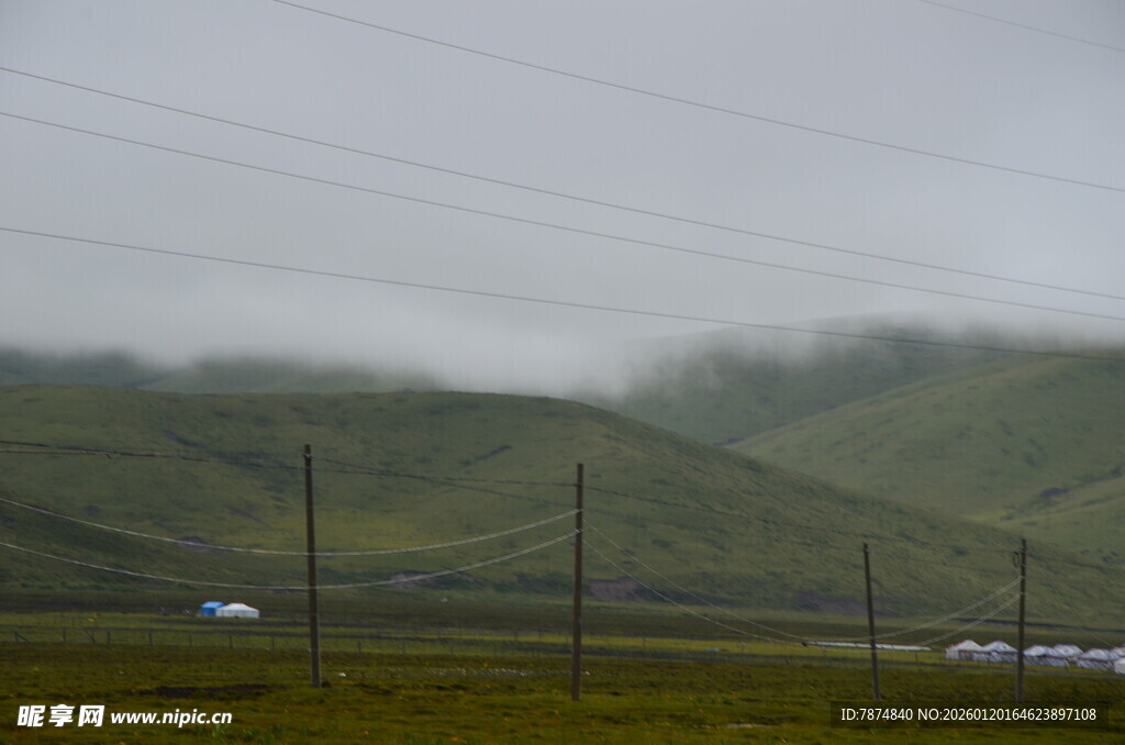 云雾缭绕的山间景色