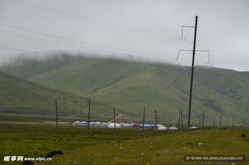 草原山间的输电线路景观
