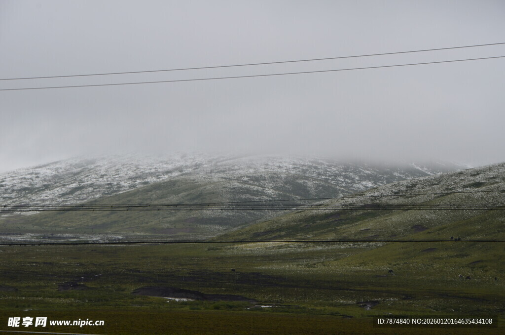 山间云雾缭绕的雪景
