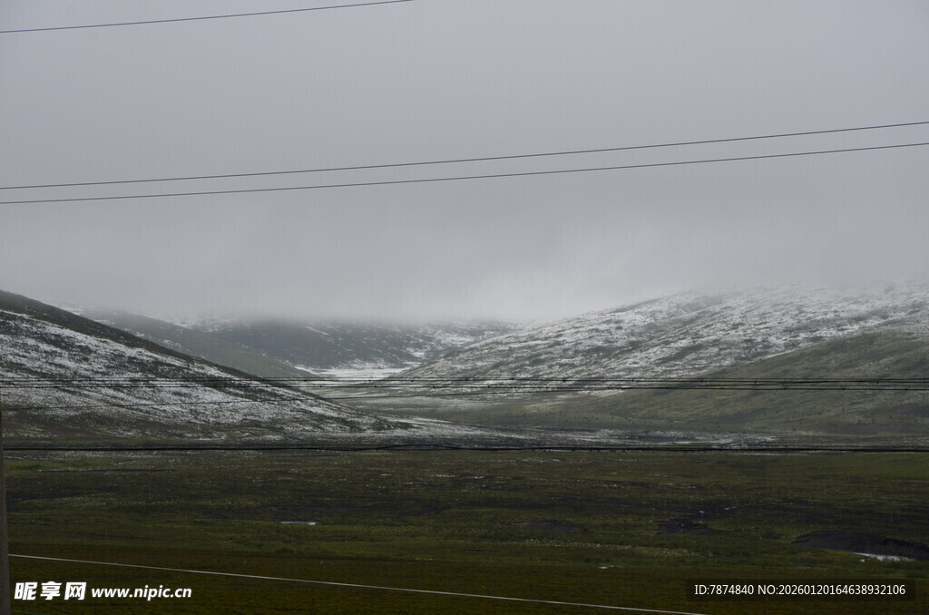 雪山下的开阔原野