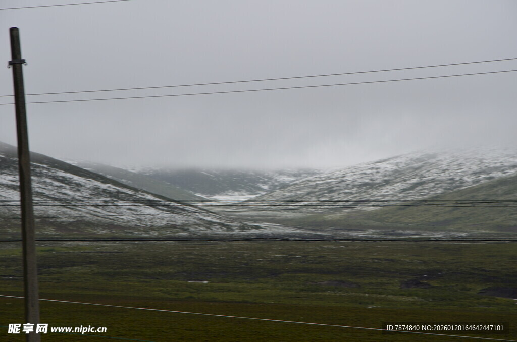 山间雪景与电线