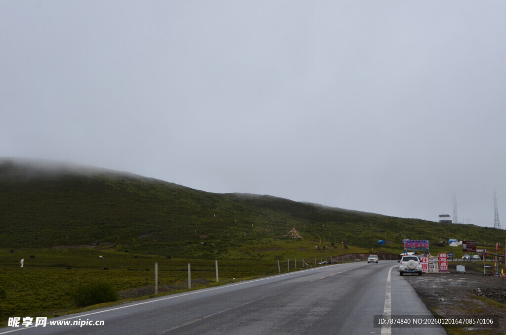 雨中公路 远山近景