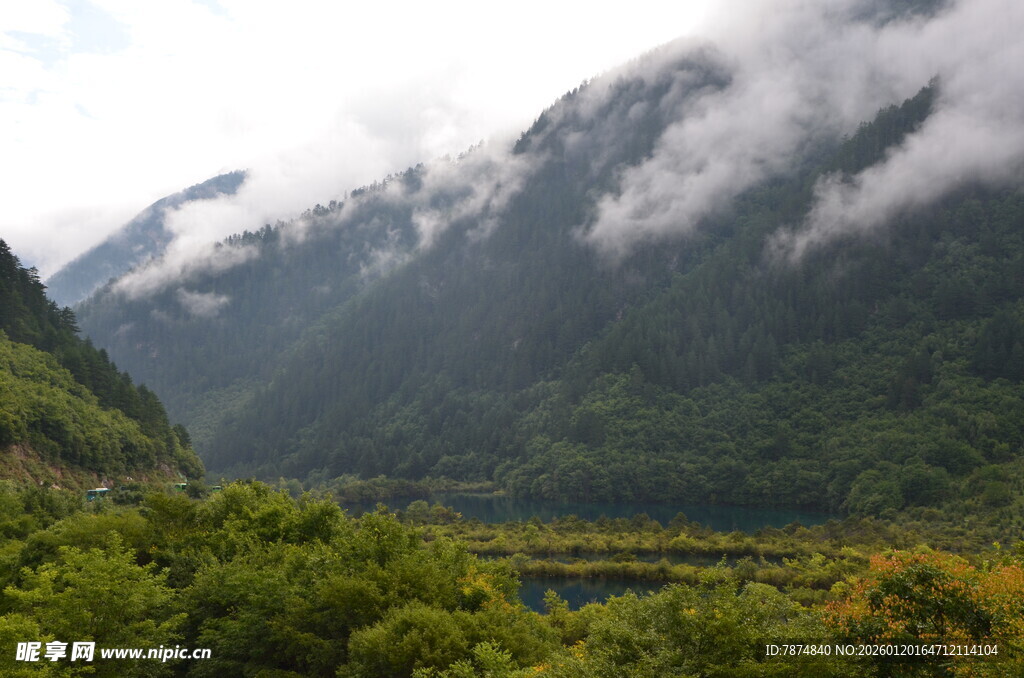 云雾缭绕的山间绿野风光