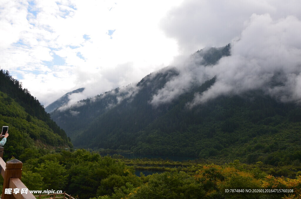 山间云雾缭绕的秀丽景致