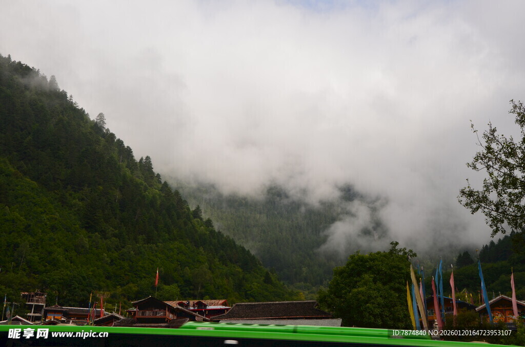 山间云雾缭绕的美丽村落