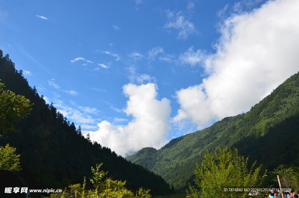 青山蓝天间的秀丽山谷