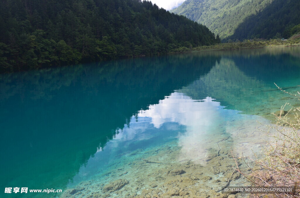 梦幻蓝湖映山峦