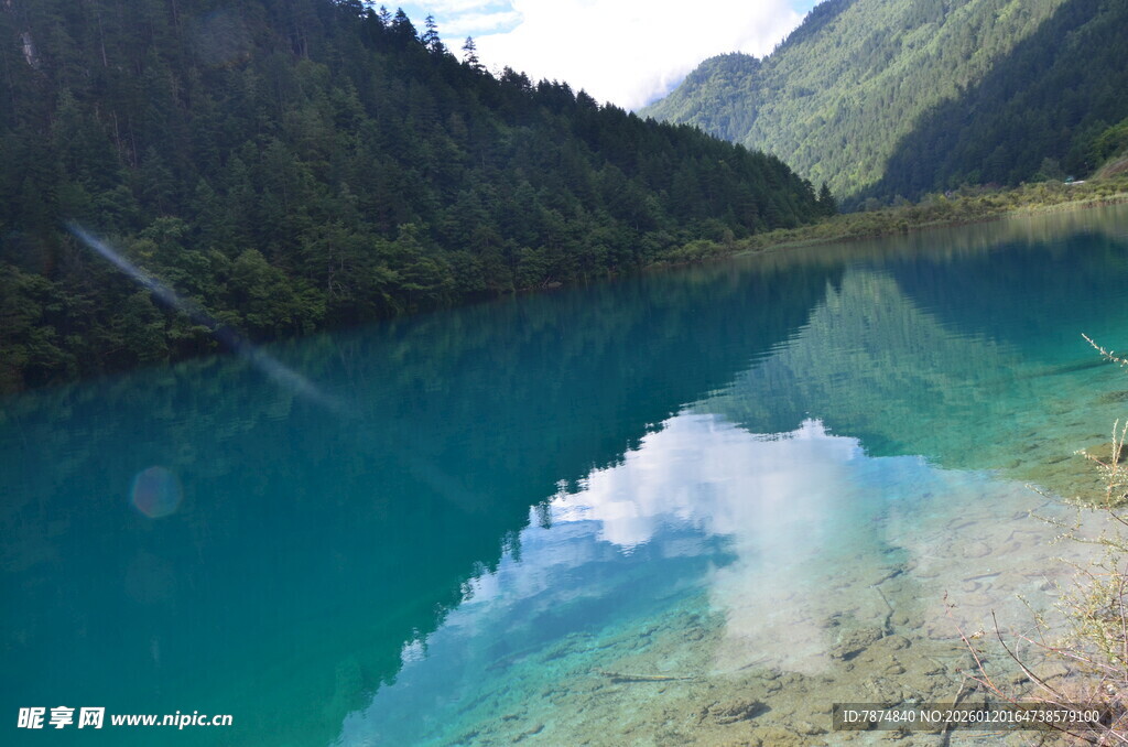 梦幻蓝湖映山峦