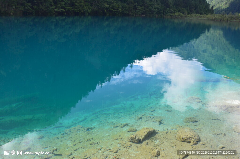 清澈湖水倒映蓝天白云