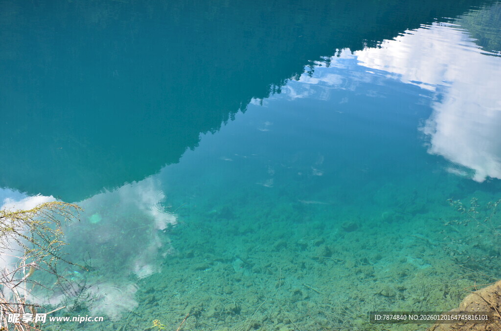 清澈水底与水面倒影美景