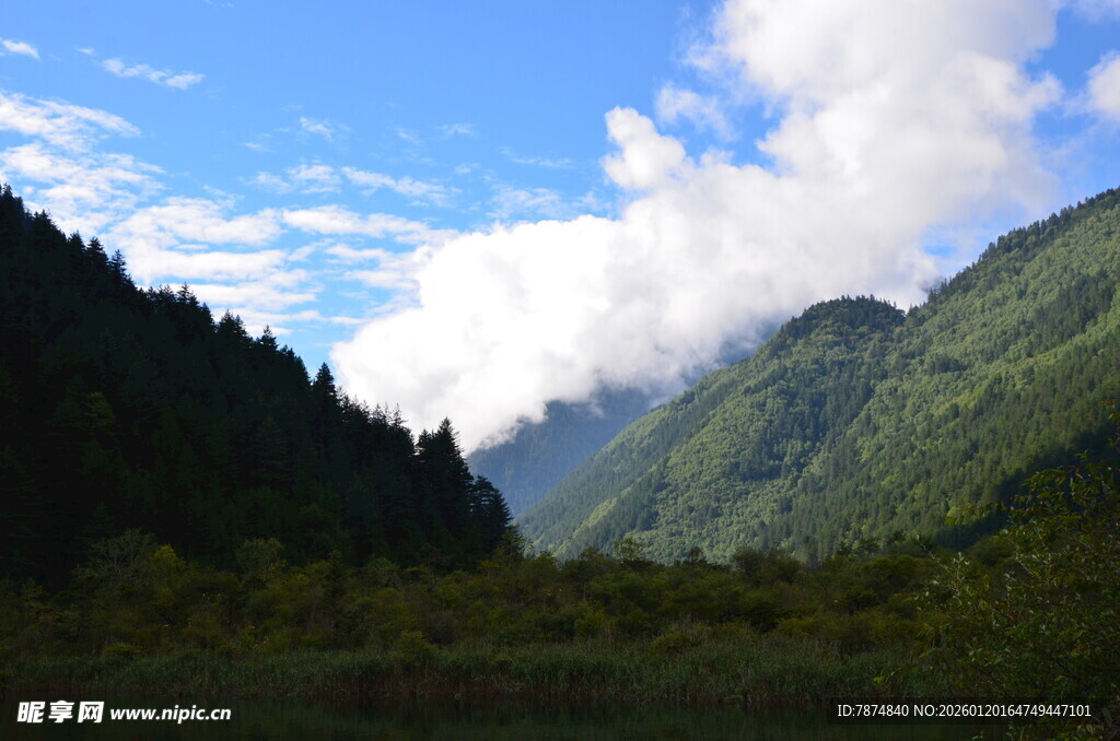 山间美景 蓝天白云覆青山