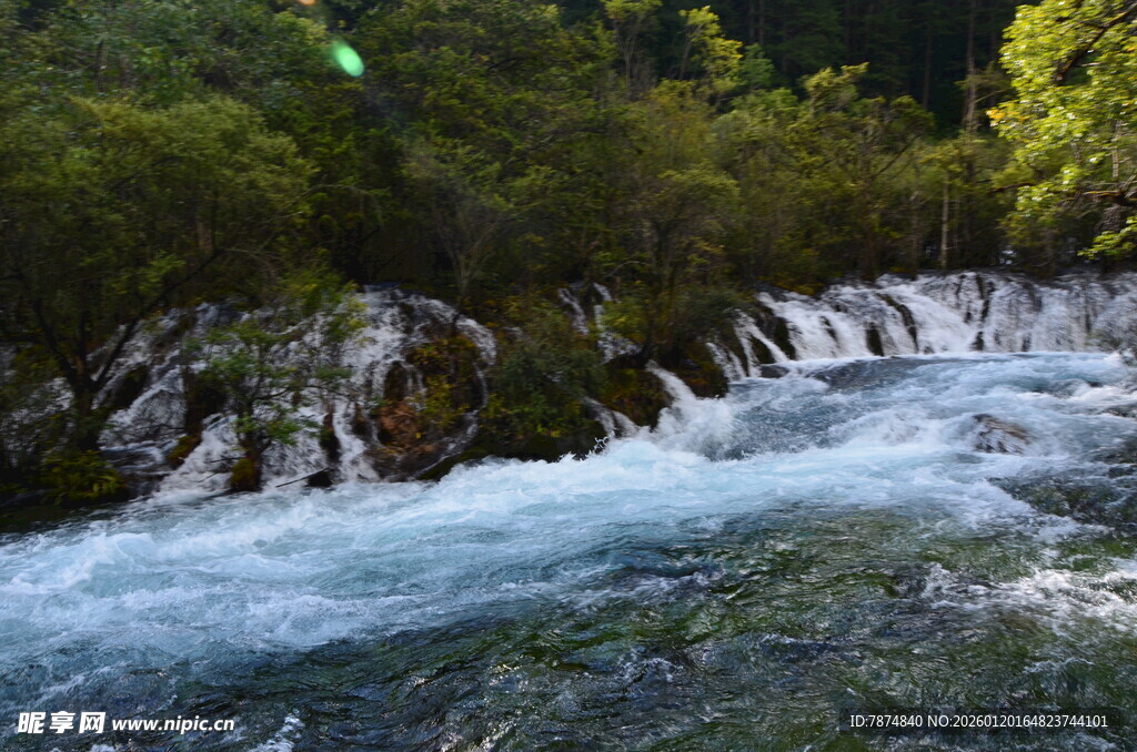 山间溪流奔腾的自然美景