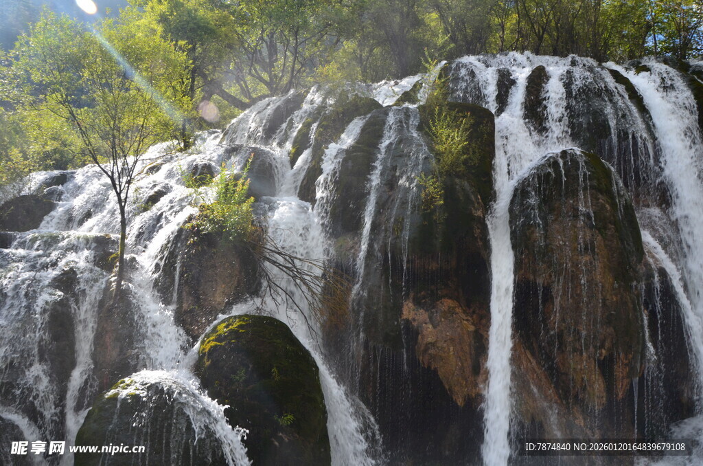 壮观山间瀑布景观