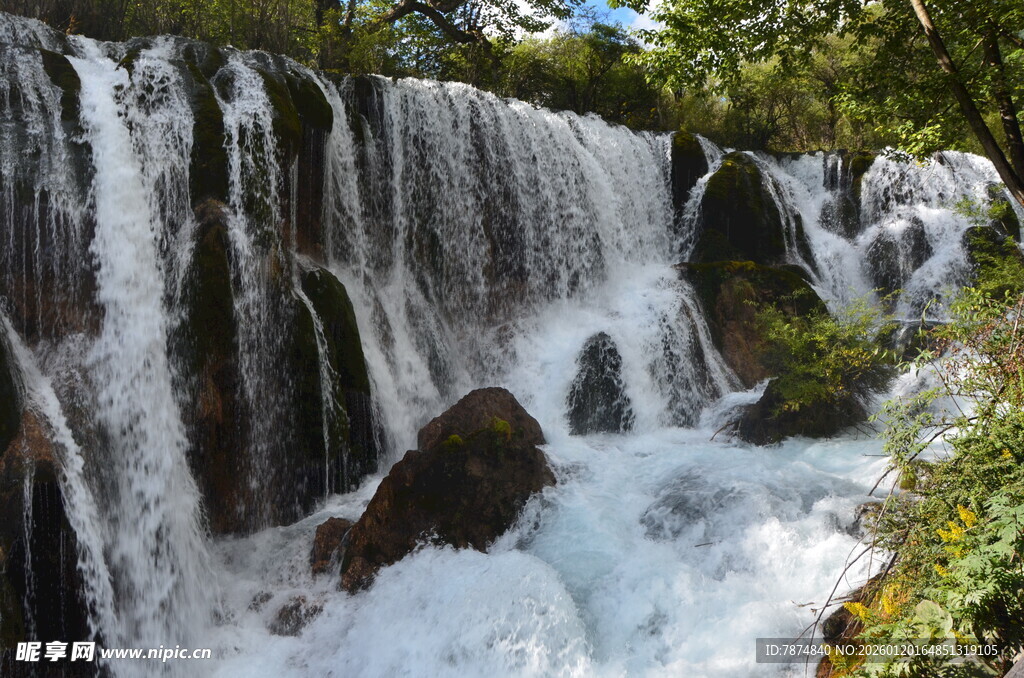 山间瀑布水流奔腾景象