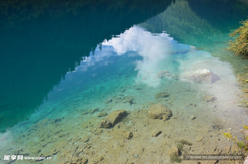 清澈水底与水面倒影美景