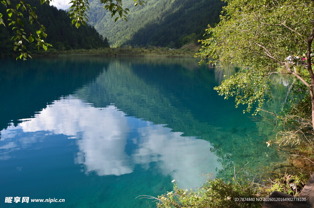 梦幻蓝湖映白云