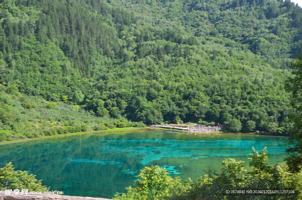 青山环绕的碧绿湖泊