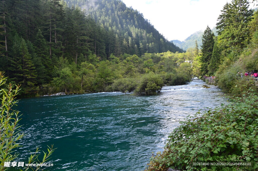 山间碧流 自然清新景致