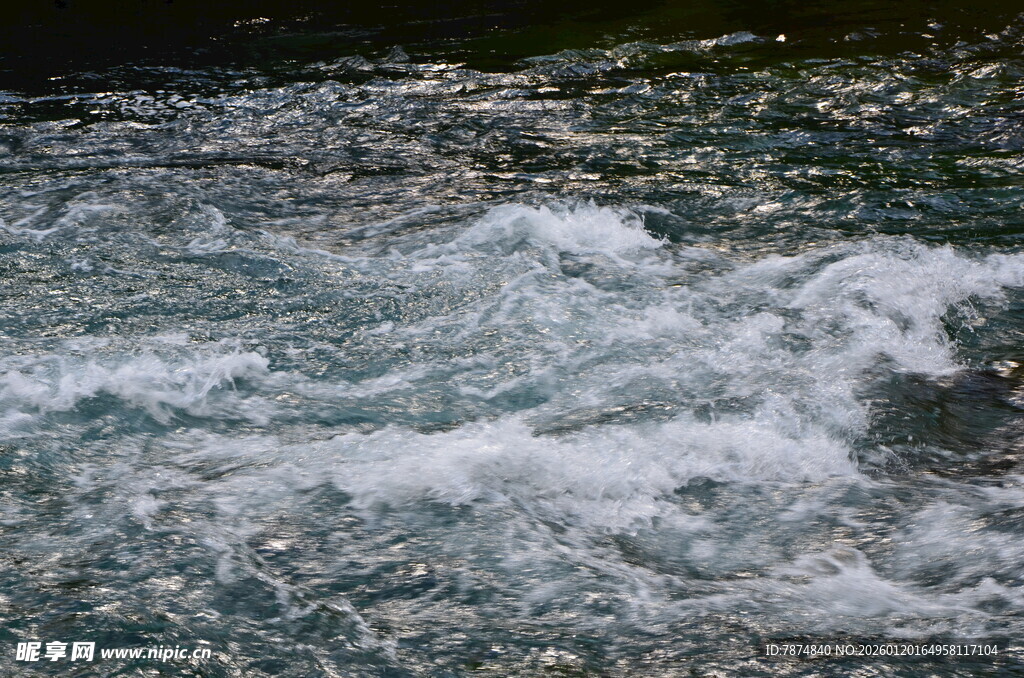 湍急溪流中的白色浪花