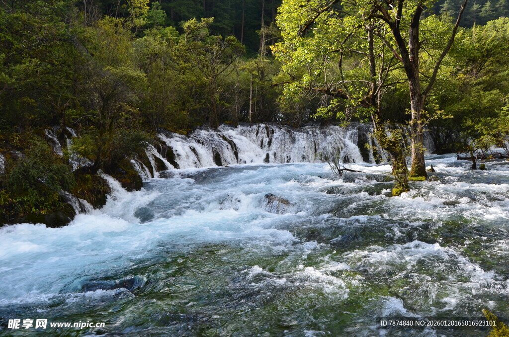 山间溪流瀑布自然美景
