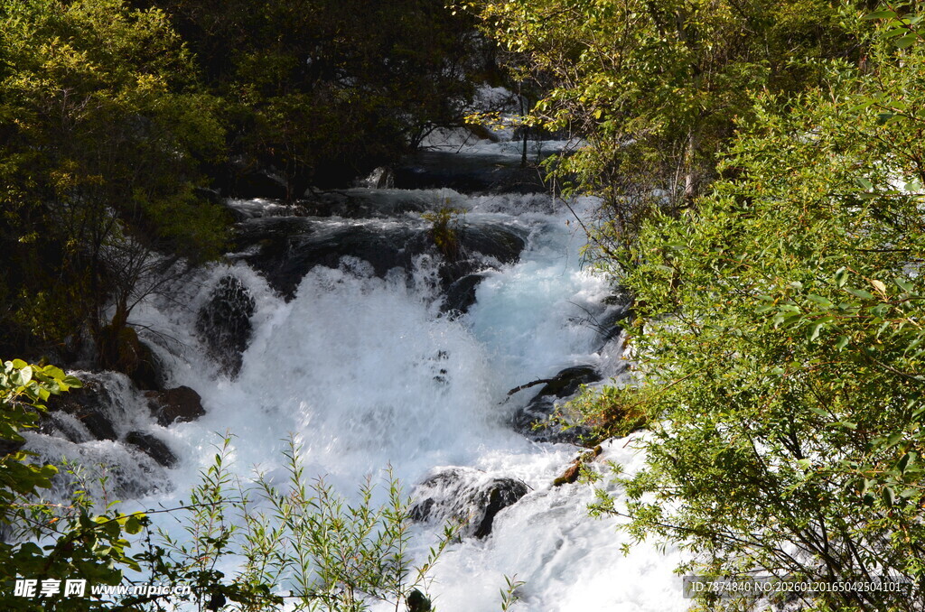 山间溪流瀑布 绿意环绕