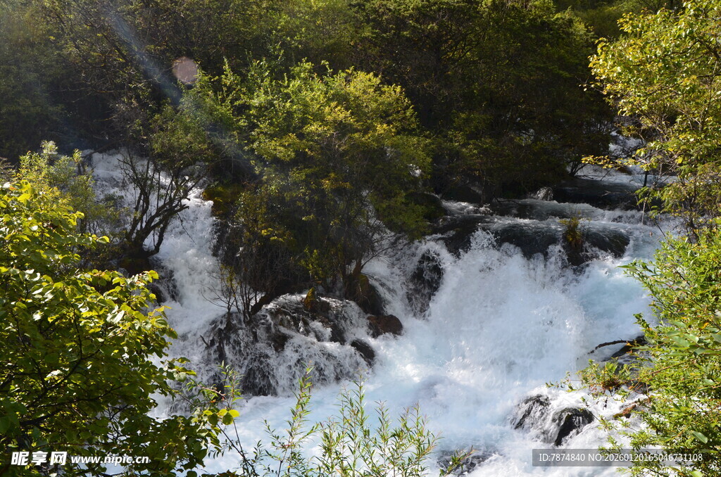 山间飞瀑 绿意环绕的美景