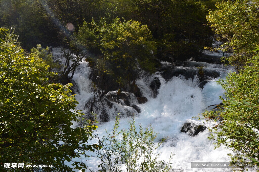 山间湍急溪流瀑布景观
