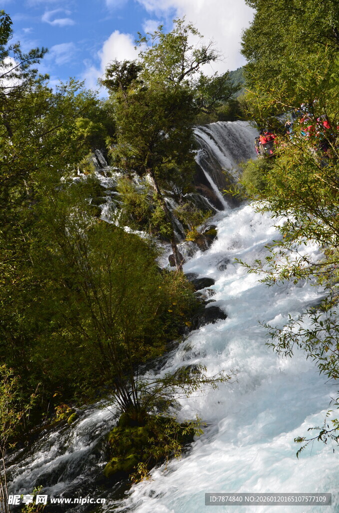 山间瀑布下的绿意景致