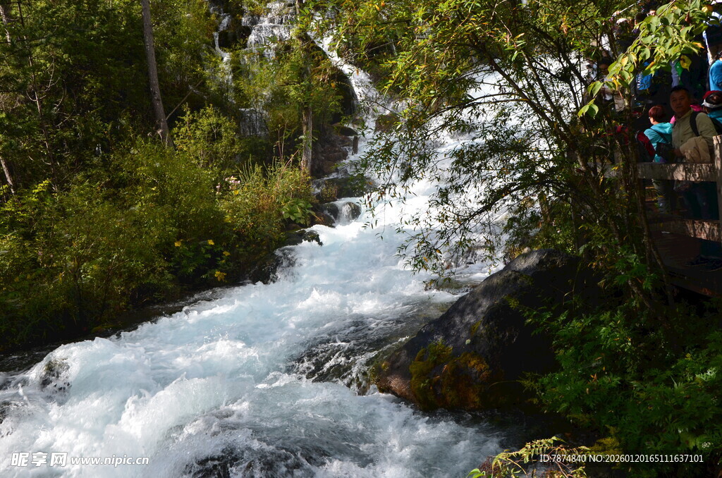 山间湍急溪流景观
