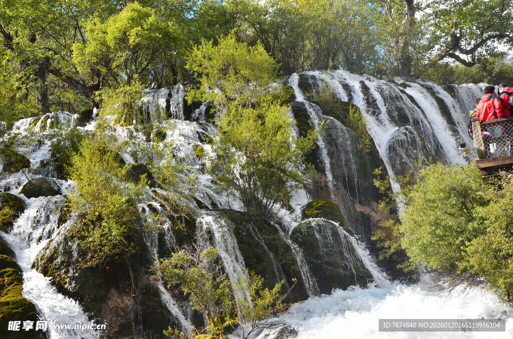 山间瀑布美景 游人观景